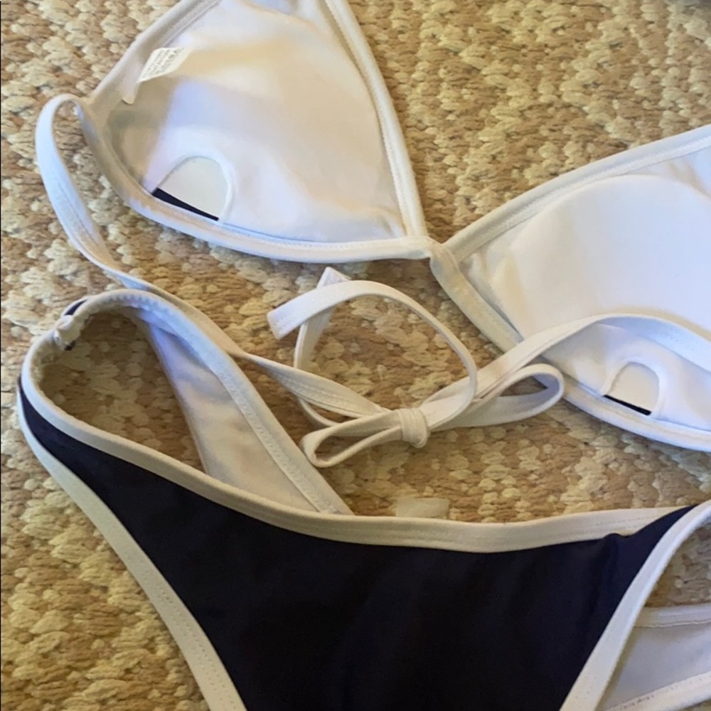 Bikini - Picture 3 of 3